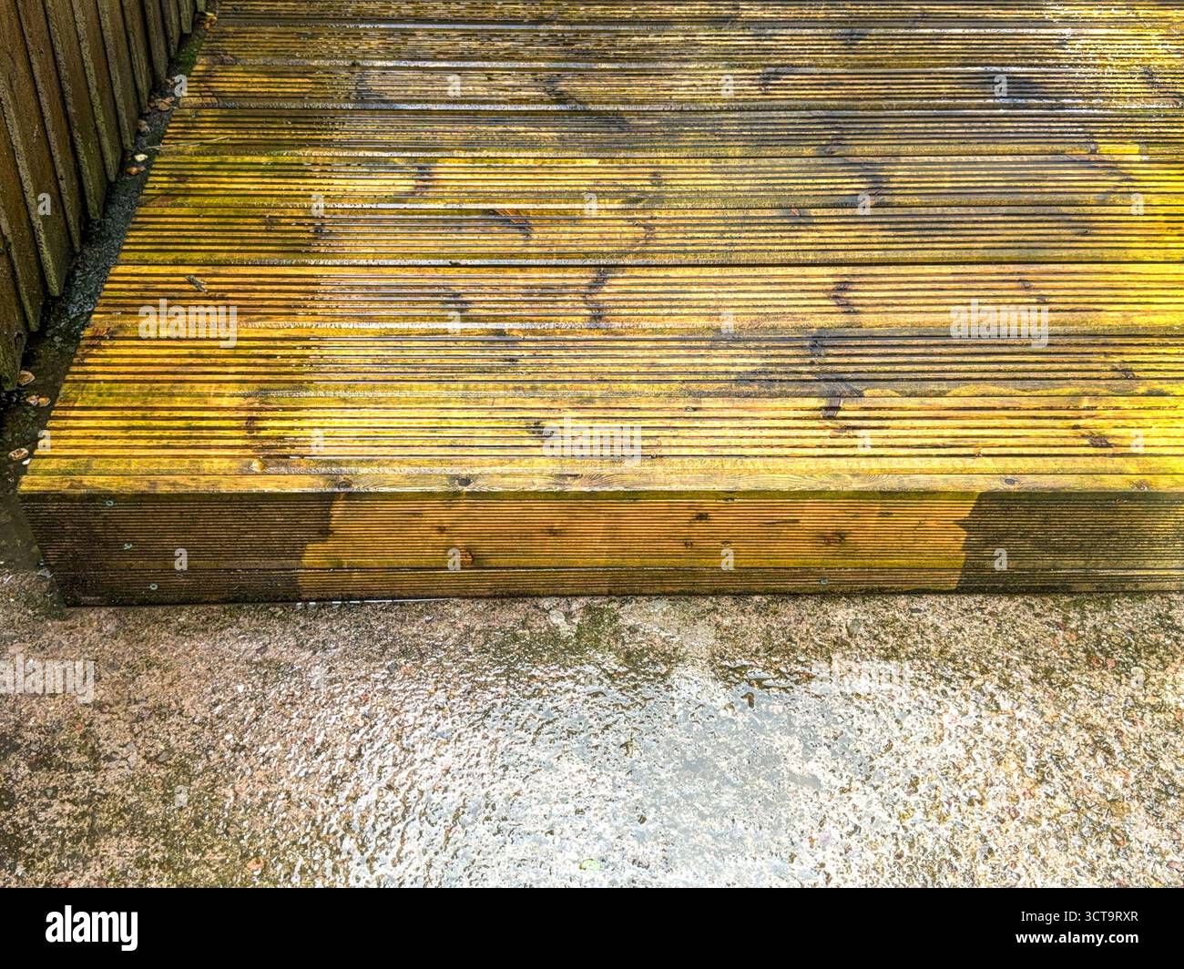 Vor und nach dem Anblick von Schmutz und Schmutz, der von Holzdielen mit einem Hochdruckreiniger gereinigt wird. DIY-Konzept. - Smartphone-aufgenommenes Stockfoto