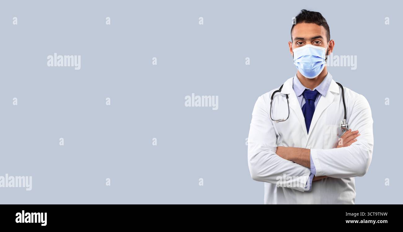Porträt Des Arabischen Arzt Trägt Gesichtsmaske, Blauer Hintergrund Stockfoto