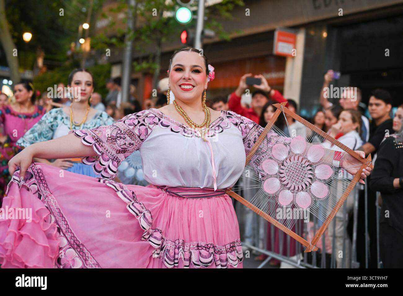 Während des Festivals „Cavalcade of the Hispanic Heritage“ auf Gran Vía am 5. Oktober 2025, i, wurden mehrere Personen in traditionellen lateinamerikanischen Kostümen gekleidet Stockfoto