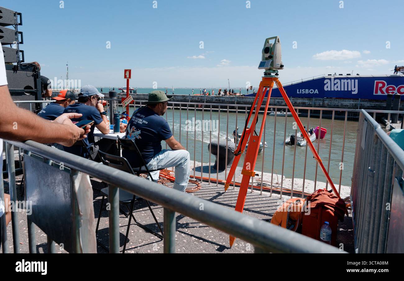 Das Veranstaltungspersonal überwacht einen Red Bull Flugtag vom Hafen aus mit Blick auf die Ausfahrt des Tejo Stockfoto
