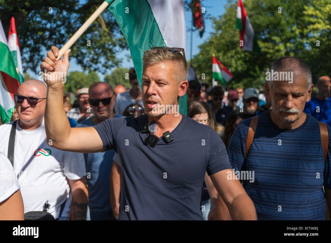 Péter Magyar, Vorsitzender der Tisza-Partei, im Herbst 2025 bei der Parteiveranstaltung seiner Partei in Kötcse. Stockfoto