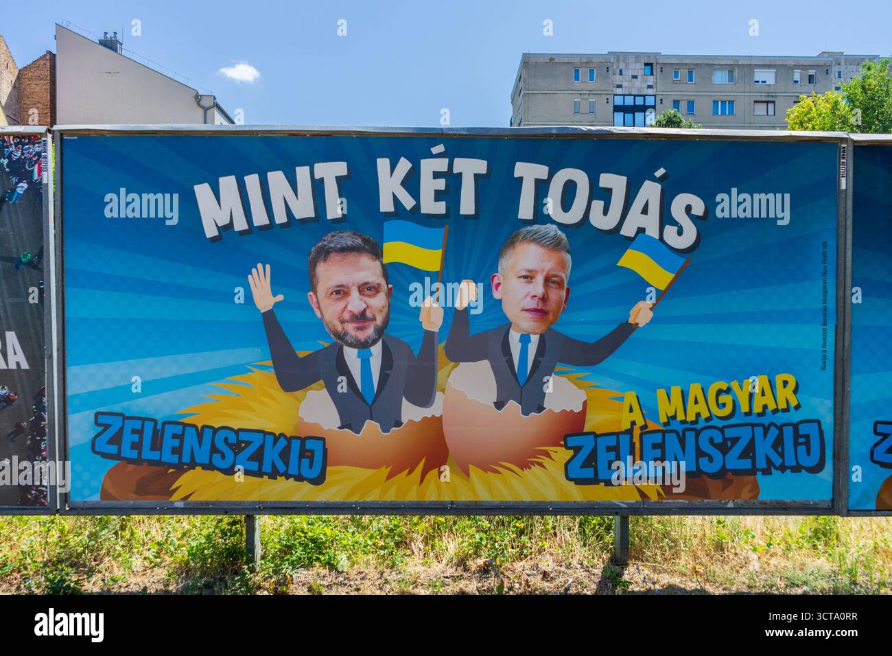 Antiukrainische Propagandaplakate. Der Slogan lautet: „Wie zwei Eier“. Auf der linken Seite befindet sich der „ungarische Zelenski“, Péter Magyar, Vorsitzender der Tisza-Partei. Stockfoto