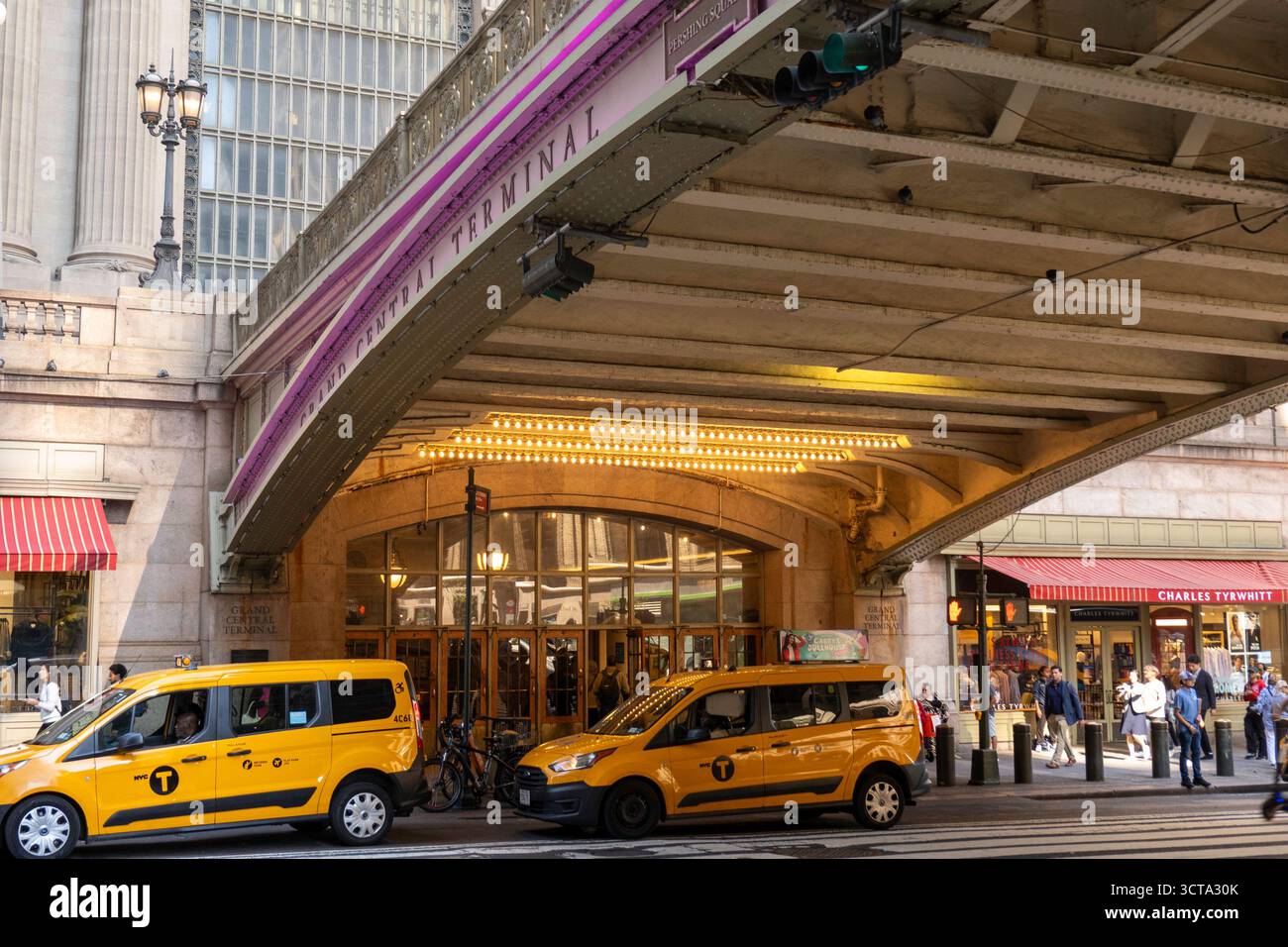 Grand Central Terminal und Park Avenue Viaduct, Pershing Square, New York City, USA 2025 Stockfoto