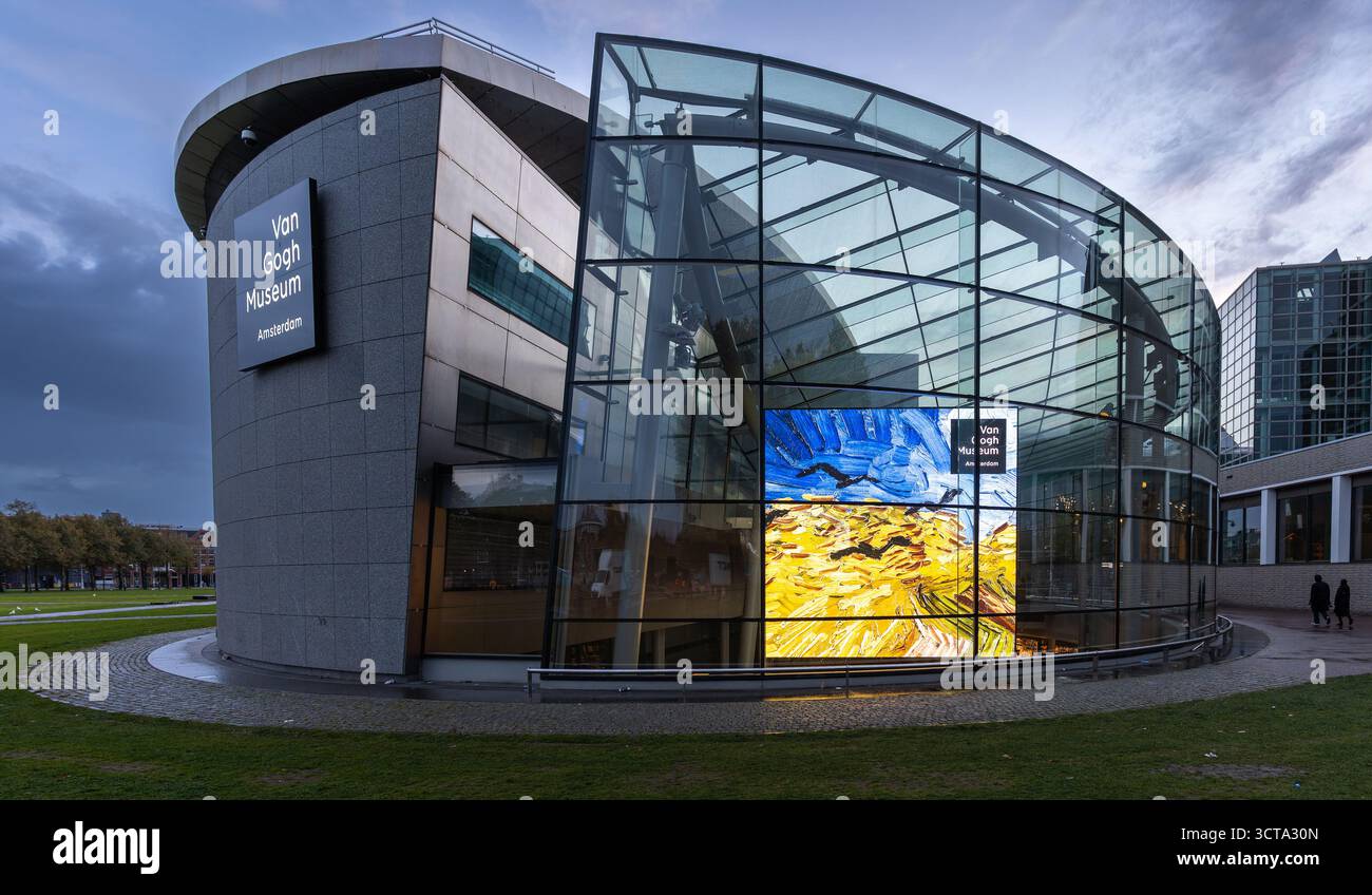 Amsterdam, Niederlande, 05.10.2025, Außenansicht des Van Gogh Museums, niederländisches Kunstmuseum, das den Werken von Vincent van Gogh gewidmet ist Stockfoto