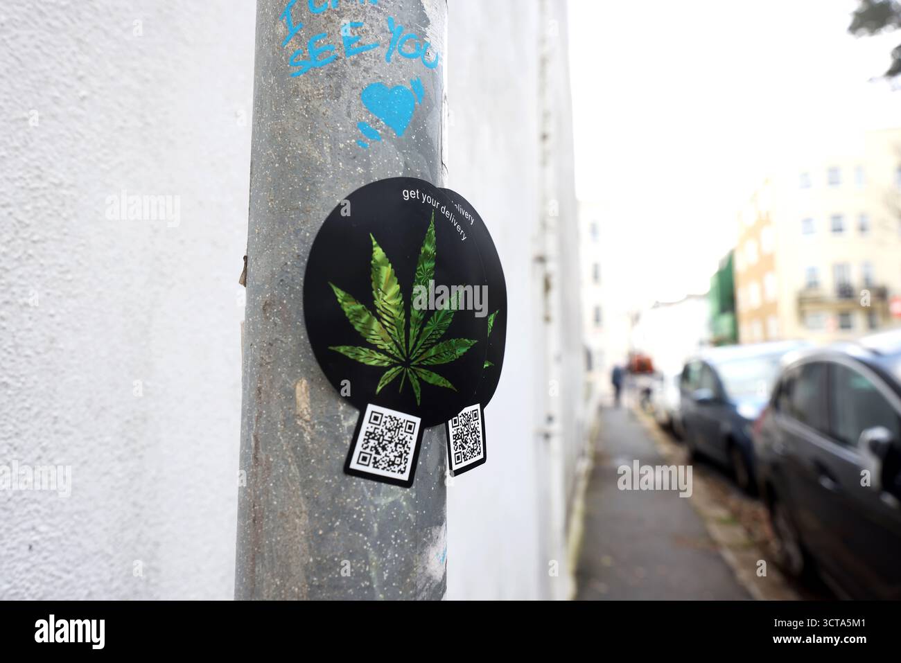 Allgemeine Ansichten eines Cannabis-Flyers, der den illegalen Verkauf der Droge ankündigte, klebte an einem Lampenpfosten in Brighton, East Sussex, Großbritannien. Stockfoto