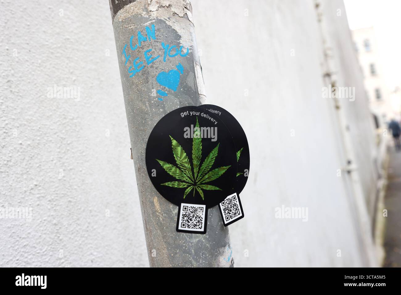 Allgemeine Ansichten eines Cannabis-Flyers, der den illegalen Verkauf der Droge ankündigte, klebte an einem Lampenpfosten in Brighton, East Sussex, Großbritannien. Stockfoto