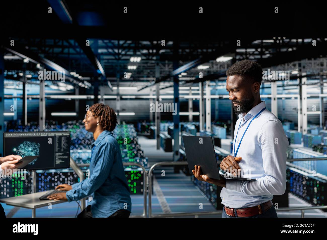 afroamerikaner lächelnder Ingenieur für Rechenzentren, der die LLM-Visualisierung neuronaler Netzwerke überwacht, IT-Spezialist für Server-Hub, der maschinelle Lernprozesse für die Infrastrukturentwicklung überwacht. Stockfoto