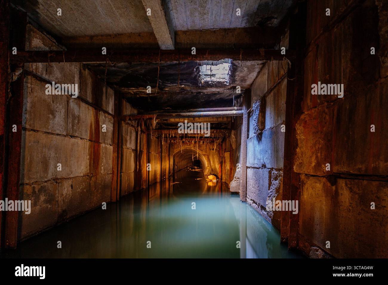 Unterirdischer städtischer Kanaltunnel. Großer Abwasser- und Abflusswassersammler. Stockfoto