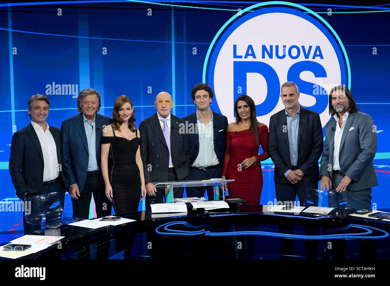 Mailand, Italien. Oktober 2025. Mailand - TV-Show "The New DS" - Rai 2 - Furio Zara, Lele Adani, Adriano Panatta, Francesco Graziani, Stefano Sorrentino, Laura Barth, Simona Rolandi, Paolo Maggioni Credit: Unabhängige Fotoagentur/Alamy Live News Stockfoto