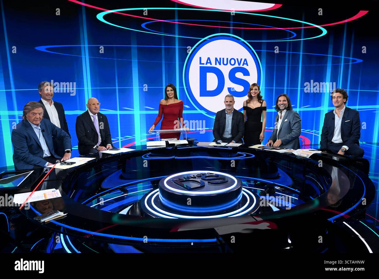 Mailand, Italien. Oktober 2025. Mailand - TV-Show "The New DS" - Rai 2 - Furio Zara, Lele Adani, Adriano Panatta, Francesco Graziani, Stefano Sorrentino, Laura Barth, Simona Rolandi, Paolo Maggioni Credit: Unabhängige Fotoagentur/Alamy Live News Stockfoto