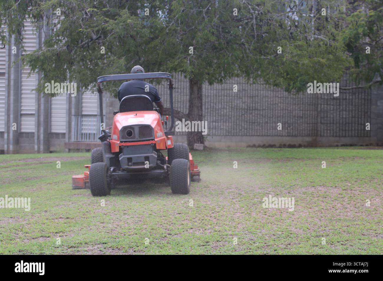 Bodenmesser mit einem Kubota Aufsitzmäher an der Pacific Adventist University, Port Moresby, Papua-Neuguinea Stockfoto