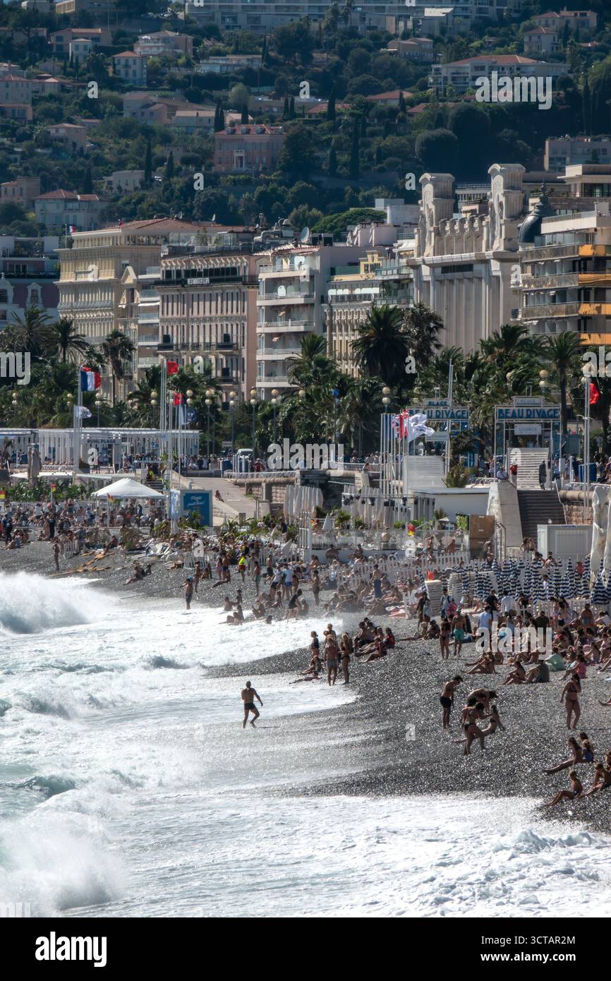 Schönes Frankreich, an der französischen Riviera. Szenen des täglichen Lebens in und um Nizza Frankreich. Kiesstrände von Nizza. Stockfoto