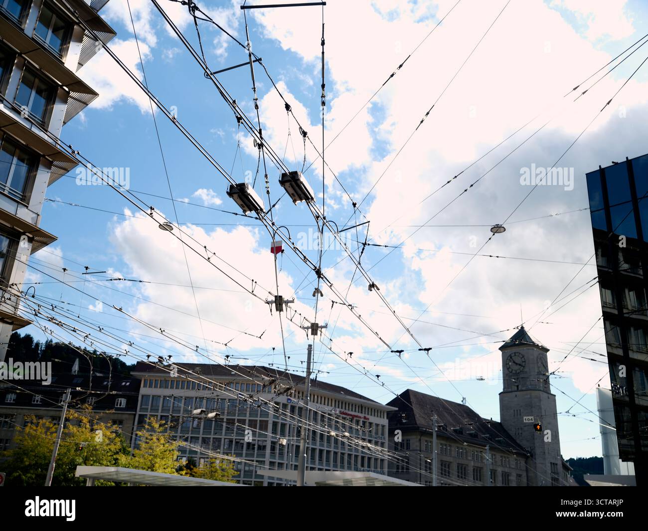 Kompliziertes Netz von Straßenbahndrähten gegen blauen Himmel in Bern, Schweiz an einem sonnigen Nachmittag Stockfoto