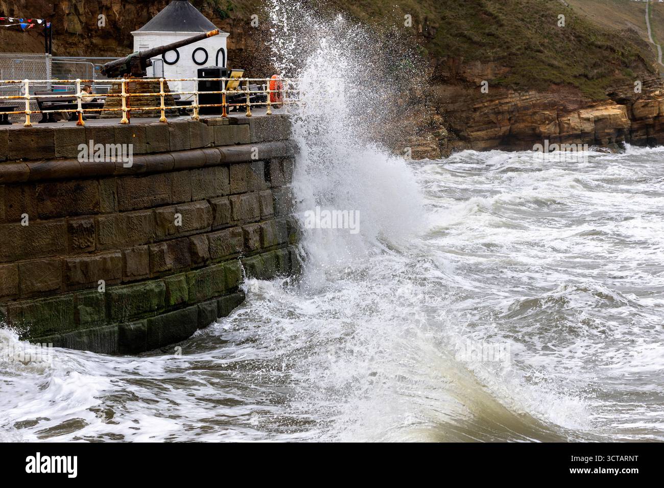 Sturm Amy bringt starke Westwinde und Wetter an die Küste von Yorkshire, die das Meer und die Wellen auf Whitby Küste und Strand entlang des Piers aufsaugen Stockfoto