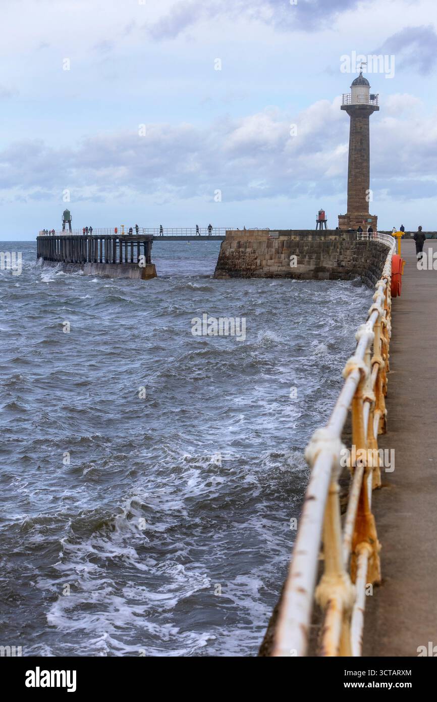 Sturm Amy bringt starke Westwinde und Wetter an die Küste von Yorkshire, die das Meer und die Wellen auf Whitby Küste und Strand entlang des Piers aufsaugen Stockfoto