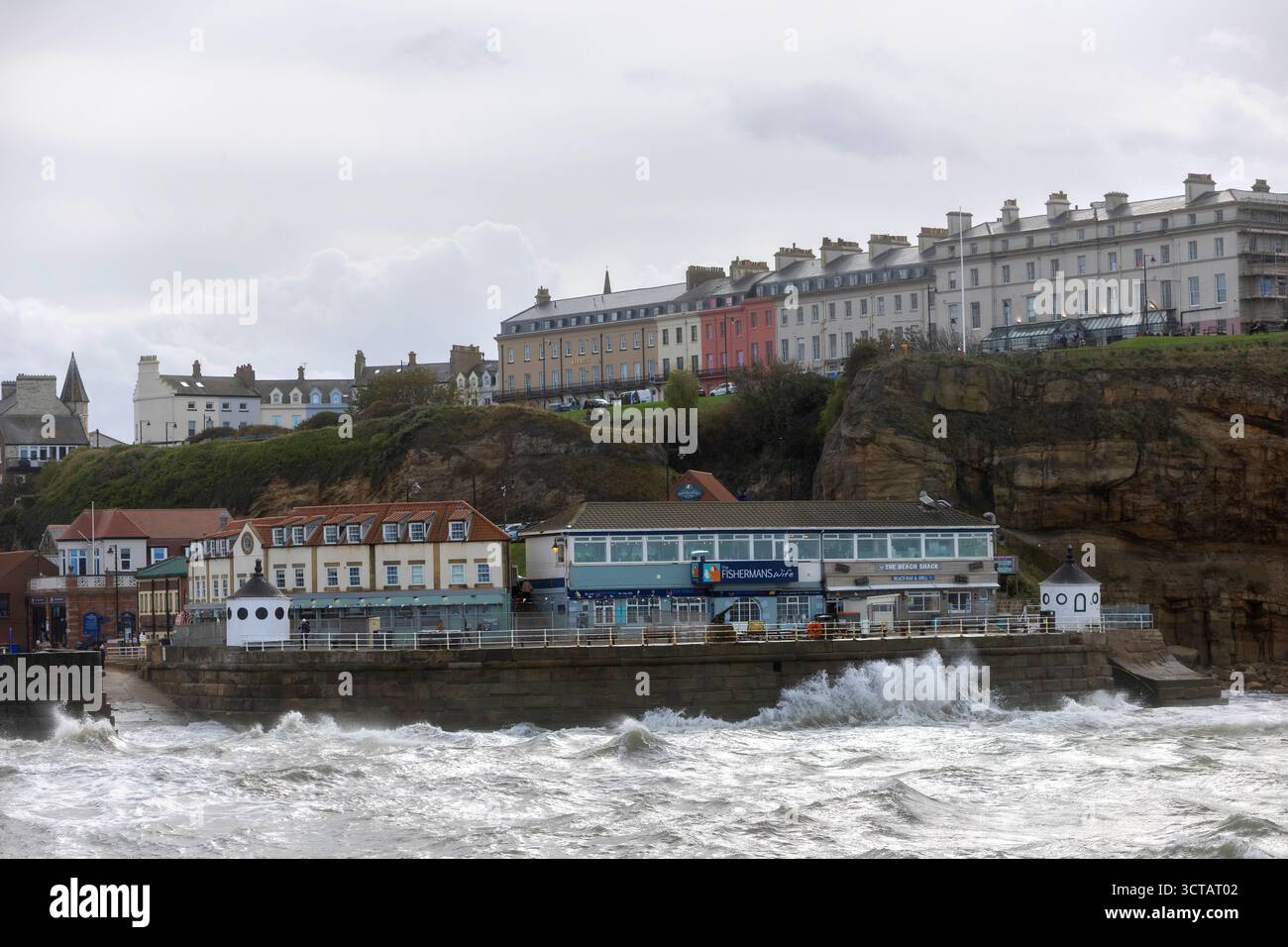 Sturm Amy bringt starke Westwinde und Wetter an die Küste von Yorkshire, die das Meer und die Wellen auf Whitby Küste und Strand entlang des Piers aufsaugen Stockfoto