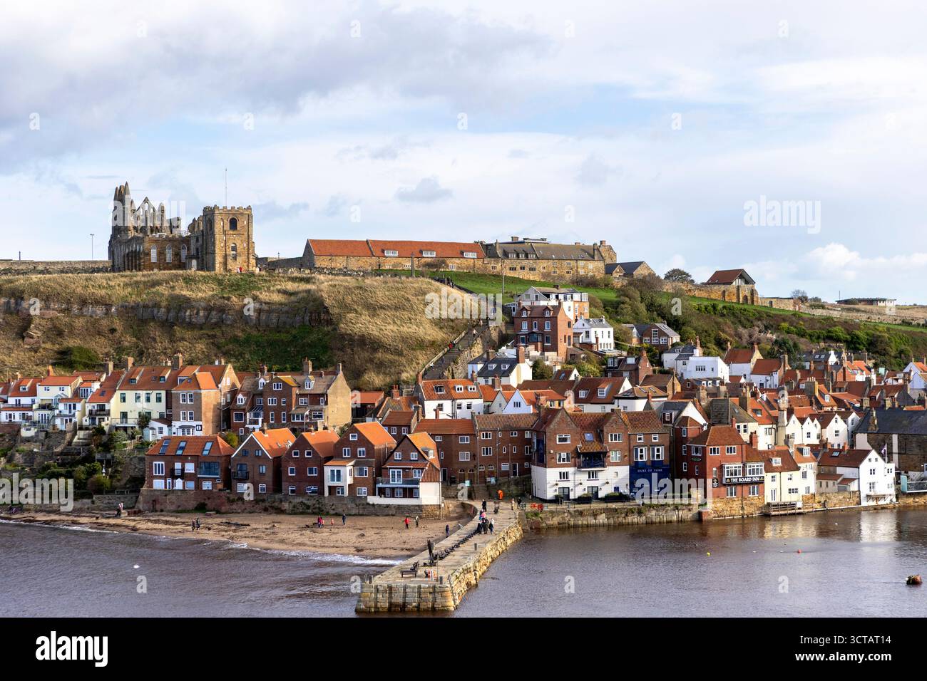 Whitby ist eine Küstenstadt in Yorkshire, Nordengland am Fluss Esk Stockfoto