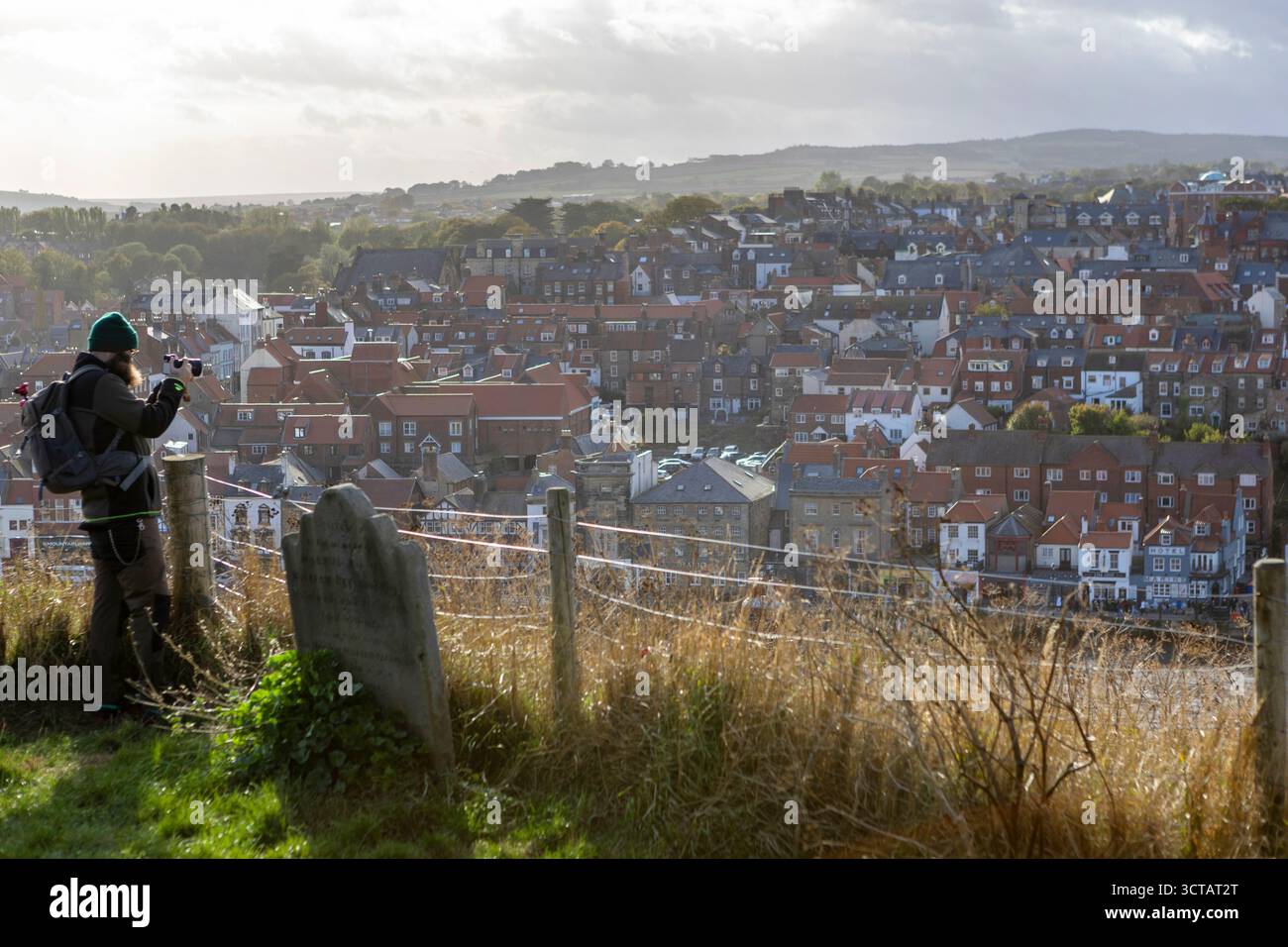 Mann mit Bart fotografiert Whitby, eine Küstenstadt in Yorkshire, Nordengland am Fluss Esk Stockfoto