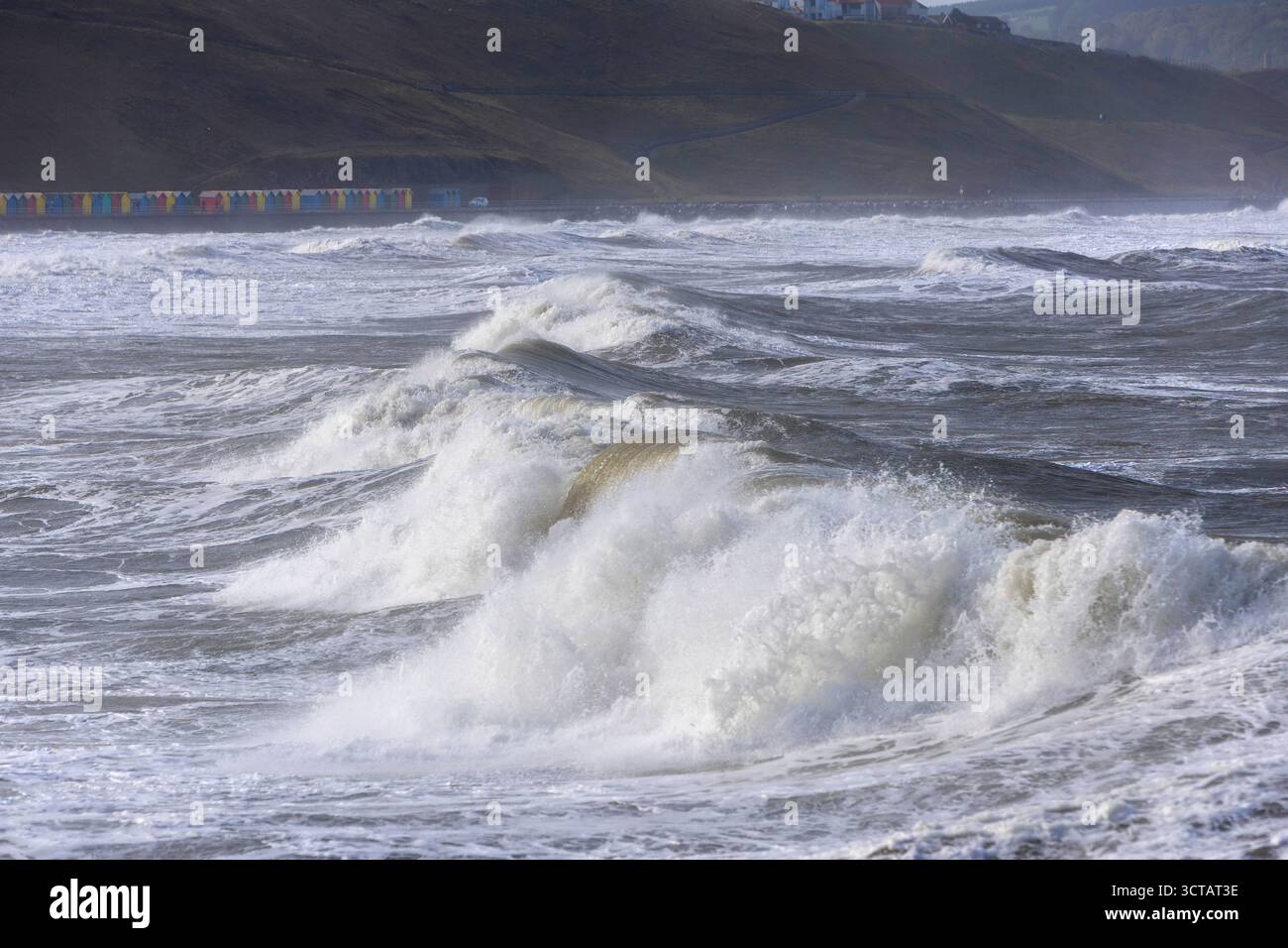 Sturm Amy bringt starke Westwinde und Wetter an die Küste von Yorkshire, die das Meer und die Wellen auf Whitby Küste und Strand entlang des Piers aufsaugen Stockfoto