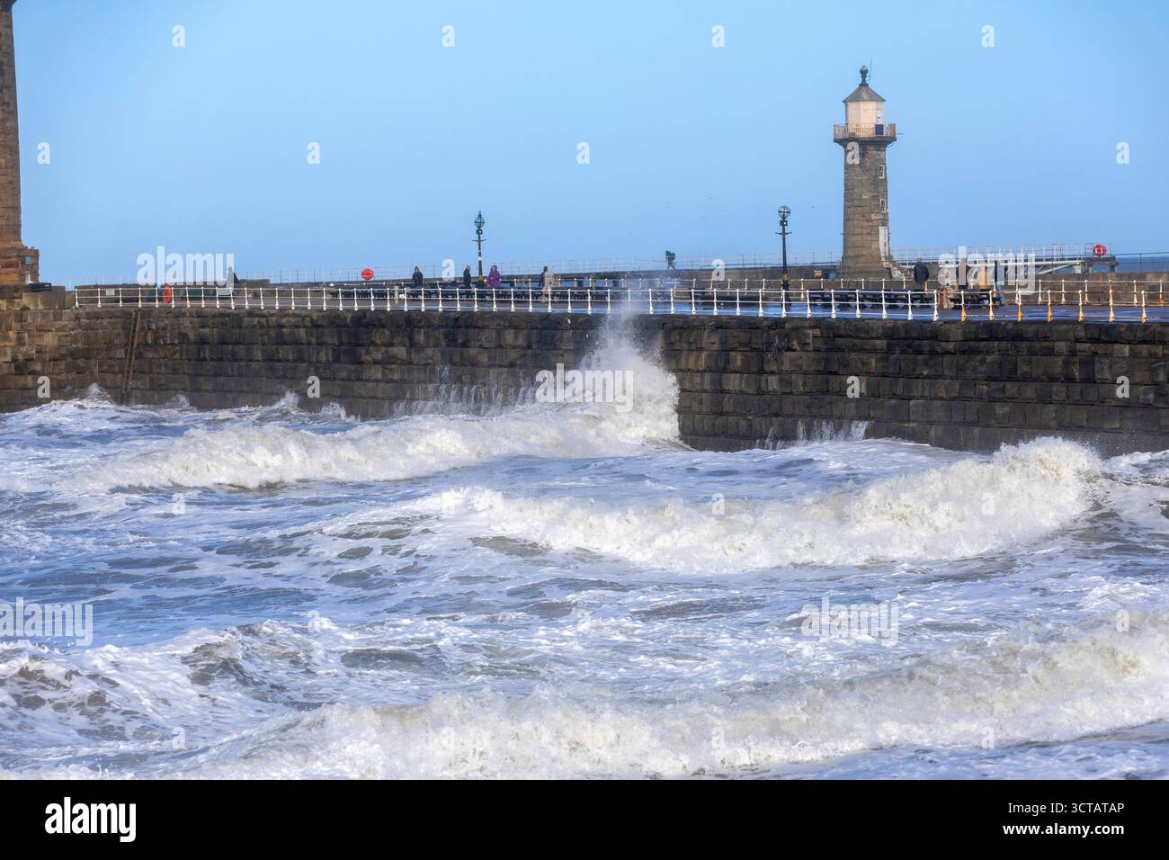 Sturm Amy bringt starke Westwinde und Wetter an die Küste von Yorkshire, die das Meer und die Wellen auf Whitby Küste und Strand entlang des Piers aufsaugen Stockfoto