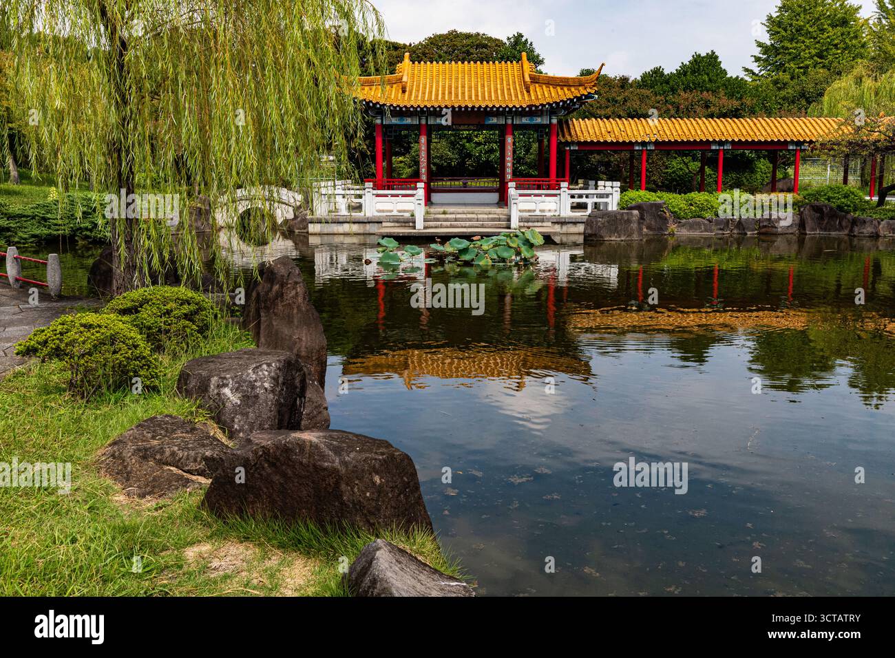 Der Daishi Park Shinshuen liegt neben dem Kawasaki Daishi Heikenji Tempel. Der chinesische Garten „Shinshuen Garden“ wurde Kawasaki von der chinesischen Stadt geschenkt Stockfoto