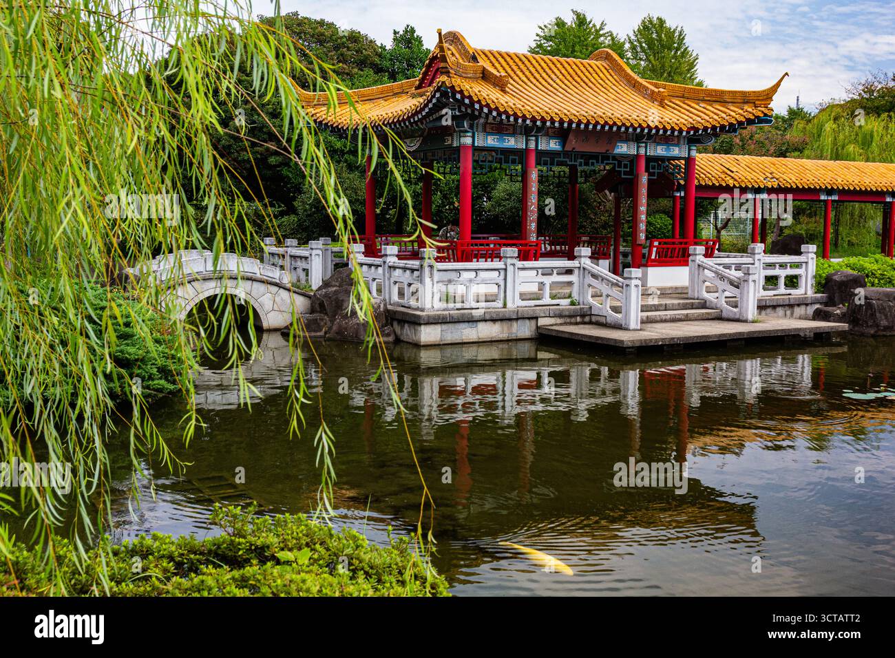 Der Daishi Park Shinshuen liegt neben dem Kawasaki Daishi Heikenji Tempel. Der chinesische Garten „Shinshuen Garden“ wurde Kawasaki von der chinesischen Stadt geschenkt Stockfoto