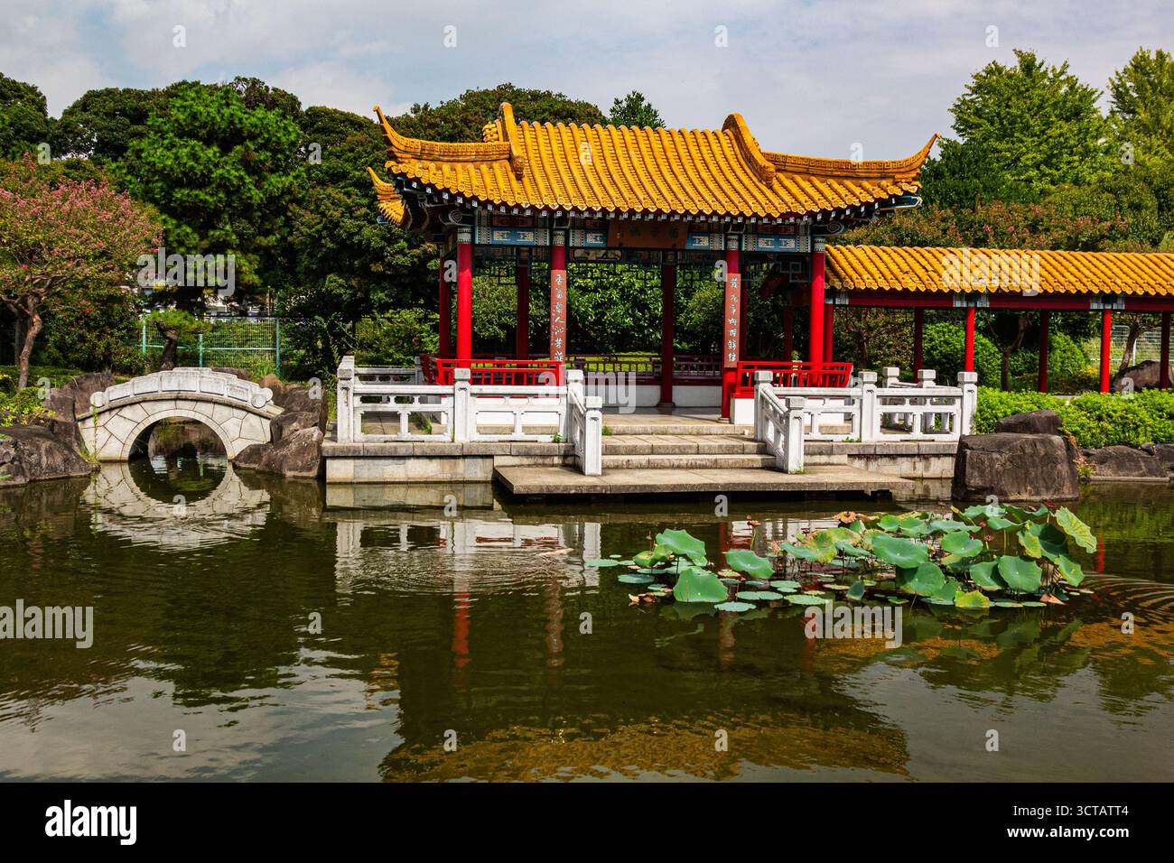 Der Daishi Park Shinshuen liegt neben dem Kawasaki Daishi Heikenji Tempel. Der chinesische Garten „Shinshuen Garden“ wurde Kawasaki von der chinesischen Stadt geschenkt Stockfoto