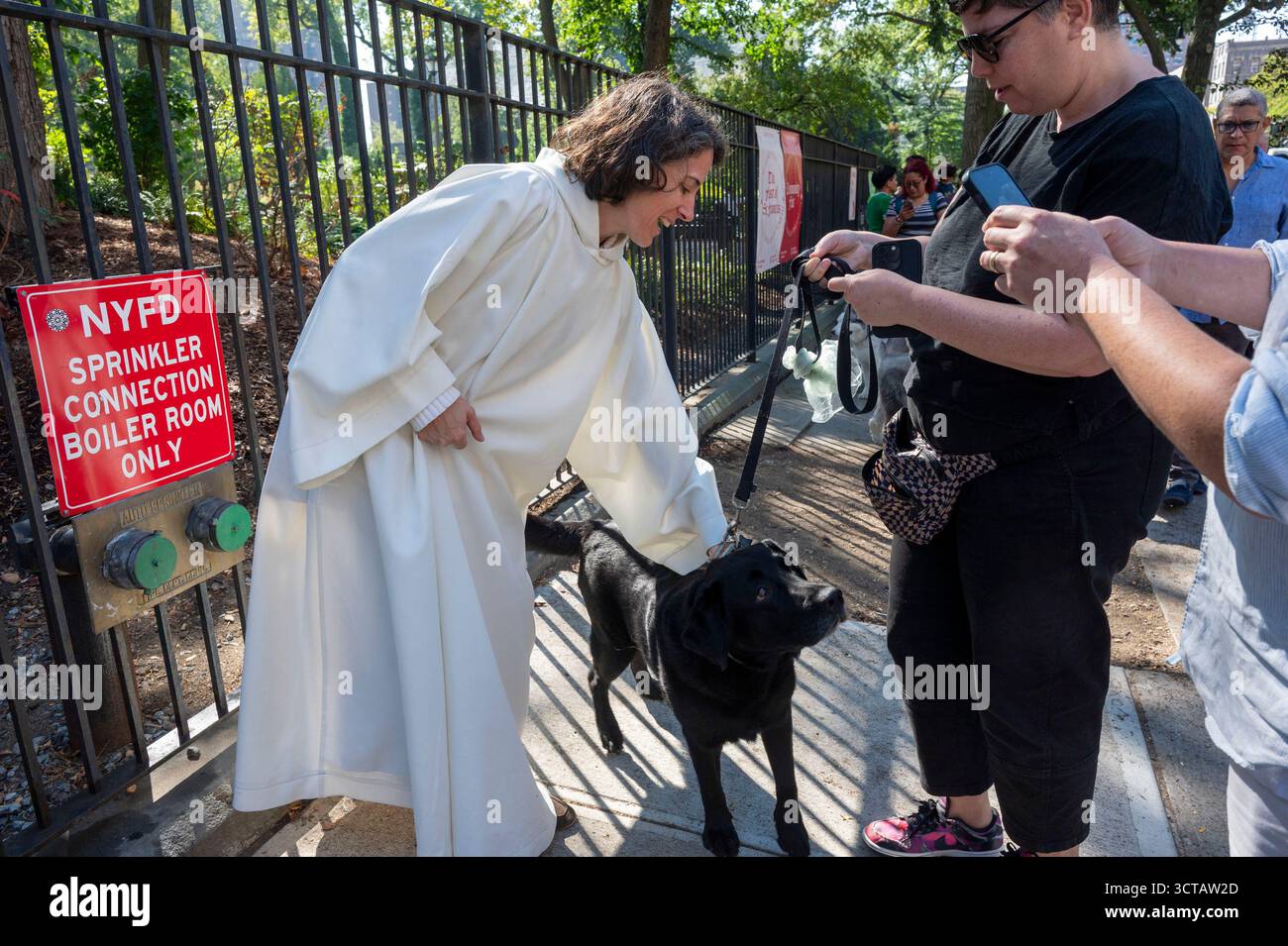 New York, New York, USA. Oktober 2025. (NEU) fest des hl. Franziskus Segen der Tiere im St. John Divine in New York. 5. Oktober 2025, New York, New York, USA: Geistliches Mitglied segnet einen Hund beim Segen der Tiere in der Kathedrale von St. John the Divine am 5. Oktober 2025 in New York City. Zu Ehren des hl. Franz von Assisi, des Schutzpatrons der Tiere und der Umwelt, feiern Christen mit dem Segen der Tiere und dem Gebet. (Foto: M10s/TheNews2) (Foto: M10s/Thenews2/Zumapress) (Bild: © Ron Adar/TheNEWS2 Via ZUMA Press Wire) NUR ZUR REDAKTIONELLEN VERWENDUNG! Nicht für Commer Credit: ZUMA Stockfoto