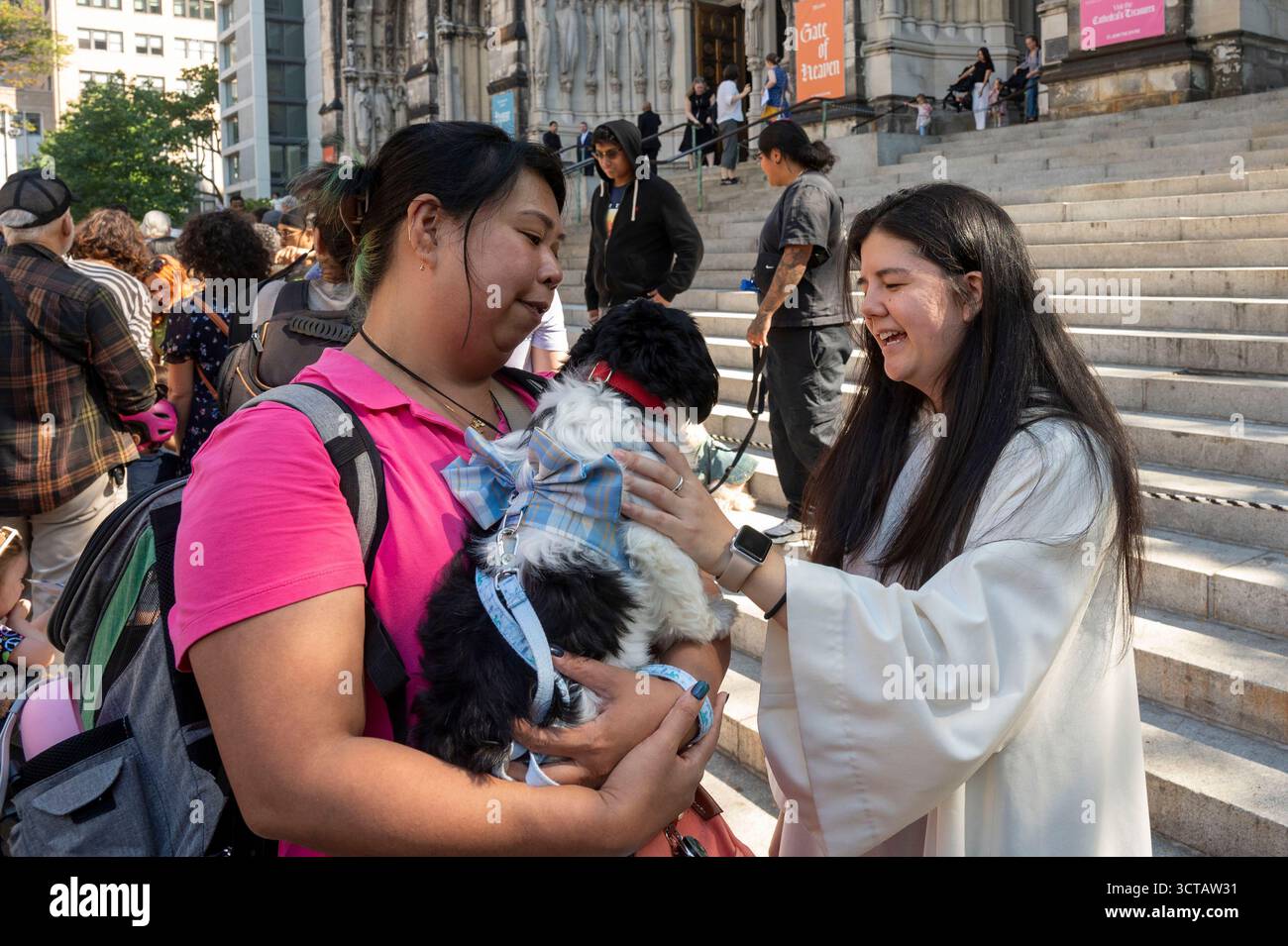 New York, New York, USA. Oktober 2025. (NEU) fest des hl. Franziskus Segen der Tiere im St. John Divine in New York. 5. Oktober 2025, New York, New York, USA: Geistliches Mitglied segnet einen Hund beim Segen der Tiere in der Kathedrale von St. John the Divine am 5. Oktober 2025 in New York City. Zu Ehren des hl. Franz von Assisi, des Schutzpatrons der Tiere und der Umwelt, feiern Christen mit dem Segen der Tiere und dem Gebet. Quelle: ZUMA Press, Inc./Alamy Live News Stockfoto