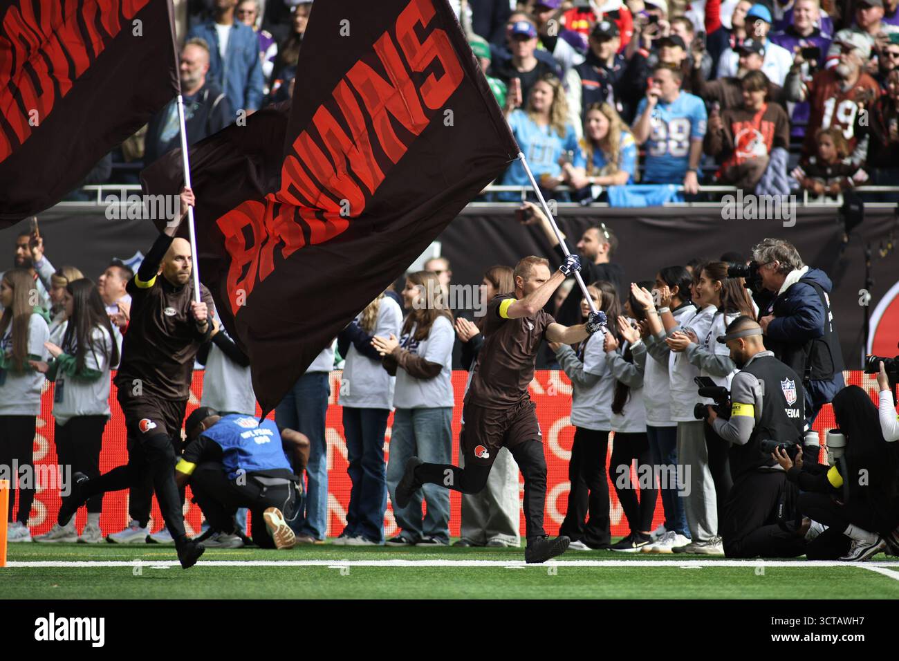 London, Großbritannien. Oktober 2025. LONDON, UK - 5. OKTOBER: Man with a Browns Flag tritt am 5. Oktober 2025 in London ein, bevor das Spiel zwischen Minnesota Vikings und Cleveland Browns im Tottenham Hotspur Stadium stattfand. (Foto: Torbjorn Tande/Pximages) Credit: PX Images/Alamy Live News Stockfoto
