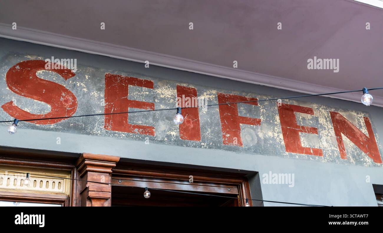 Verblasster Vintage-Seifen-Schriftzug auf der alten Seifenladenfassade im Prenzlauer Berg, Berlin, ein Relikt der Werbung des frühen 20. Jahrhunderts. Stockfoto