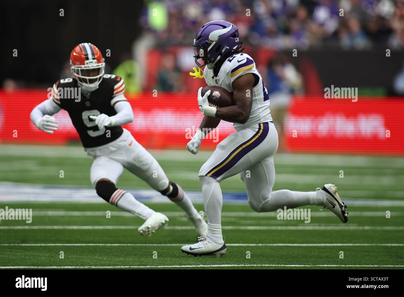 London, Großbritannien. Oktober 2025. LONDON, UK – 5. OKTOBER: Minnesota Vikings Running Back Jordan Mason #27 spielt den Ball während des NFL-Spiels zwischen Minnesota Vikings und Cleveland Browns im Tottenham Hotspur Stadium am 5. Oktober 2025 in London. (Foto: Torbjorn Tande/Pximages) Credit: PX Images/Alamy Live News Stockfoto