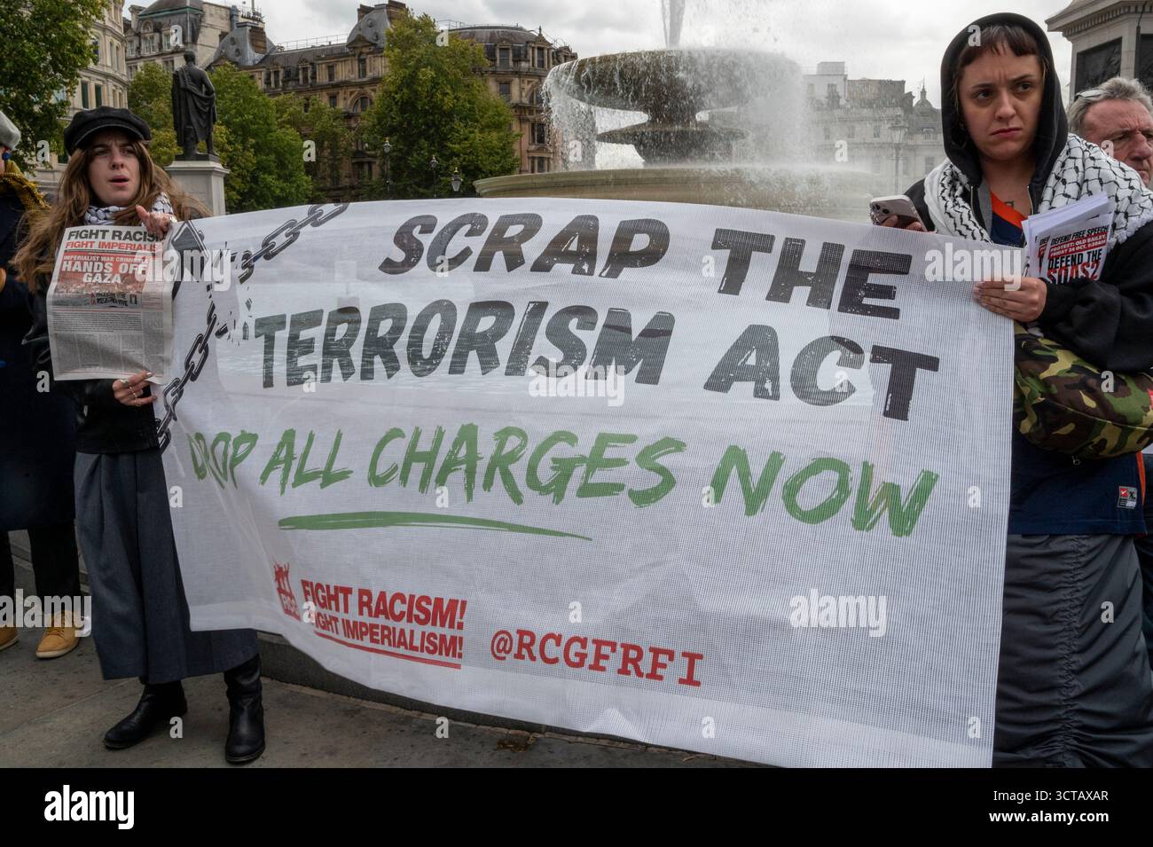 Protest der Palästinensischen Aktion. Zwei junge Frauen halten ein Banner: "Scrap the Terrorism Act, Drop all Anklagepunkte now" London UK. Stockfoto