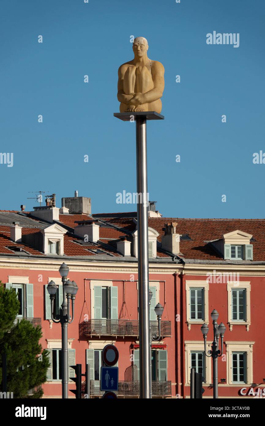 Schönes Frankreich, an der französischen Riviera. Szenen des täglichen Lebens in und um Nizza Frankreich. Zeitgenössische Kunstinstallation „Conversation in Nizza“ Stockfoto