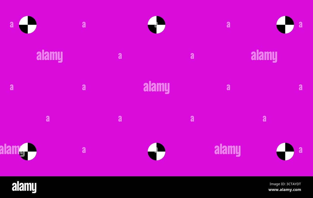 Chroma Key-Bildschirm in Magenta mit vier in Ecken angeordneten schwarz-weißen Trackingmarkierungen, die für visuelle Effekte, Videobearbeitung und Filmkompositbearbeitung verwendet werden Stockfoto