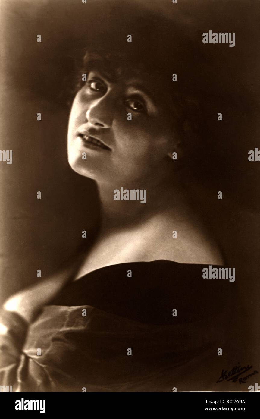 1919 c., Rom , ITALIEN : die italienische Stummbilddiva HESPERIA ( Olga Mambelli , 1885–1959 ). Foto von UGO BETTINI , Roma . - CINEMA MUTO - ATTRICE - PORTRÄT - RITRATTO - FEMME FATALE - DIVINA - DIVA - DIVINE - STUMMFILM - GESCHICHTE - FOTO STORICHE - ARCHIVIO GBB Stockfoto