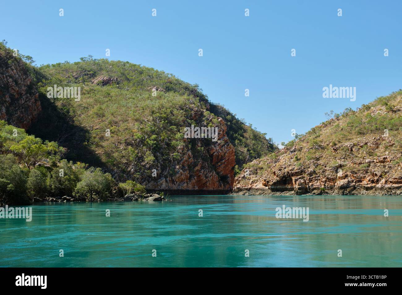 Das Wasser sieht sehr einladend aus, aber seien Sie vorsichtig, dies ist Haifischland - Talbot Bay, WA, Australien Stockfoto