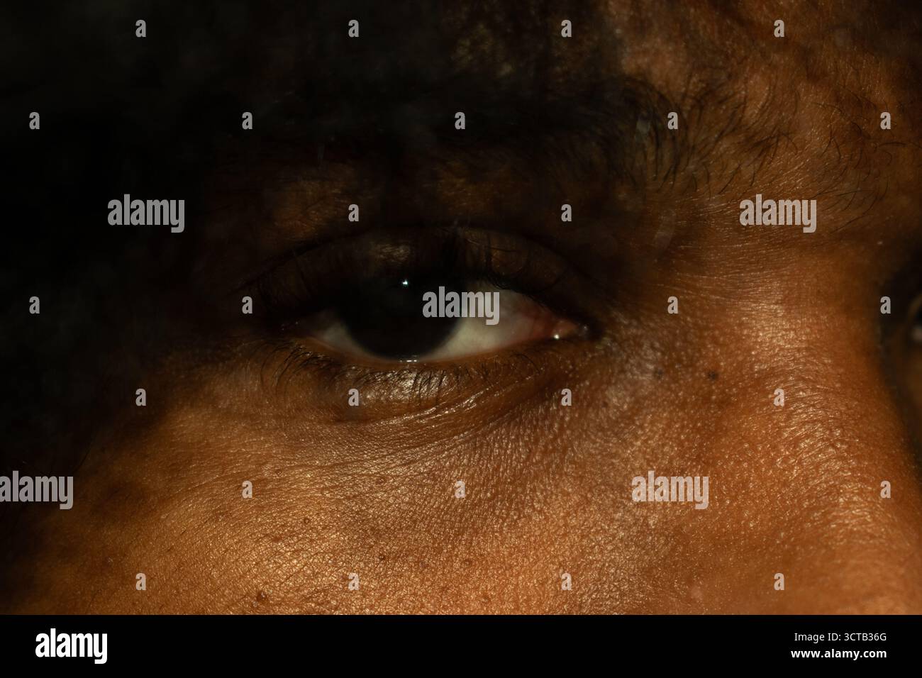 Nahaufnahme eines Teenager-Auges mit emotionalem Ausdruck und Tiefe. Stockfoto