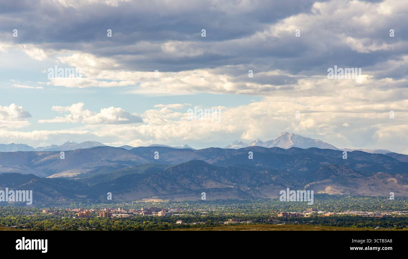 Aus der Vogelperspektive auf Boulder, Colorado, und Mountain Range vom landschaftlich reizvollen Highway 36 Stockfoto