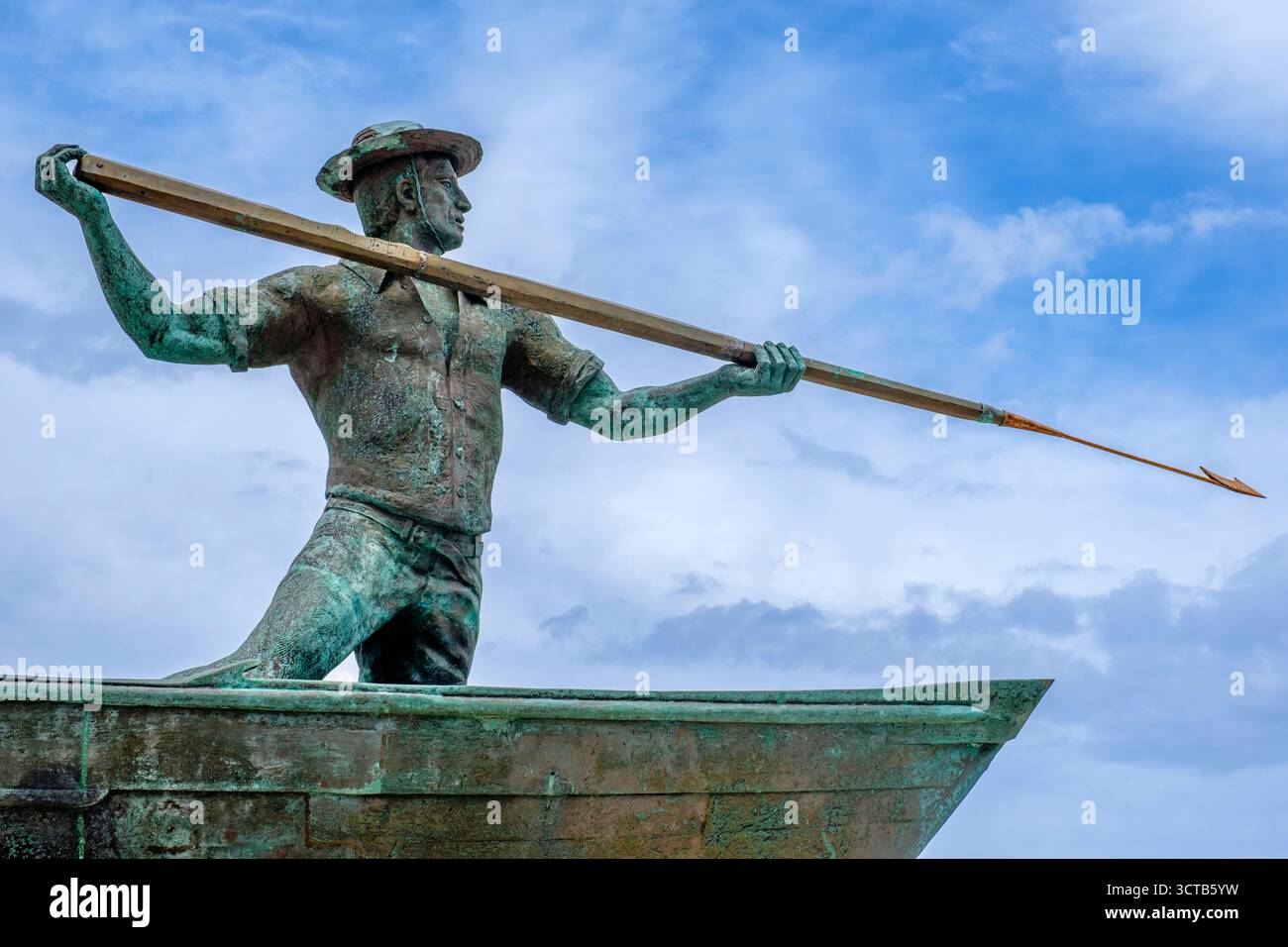 Walfänger-Denkmal, Fischer mit einer Walfangharpune auf einem Fischerboot, Walfangmuseum, Almas, Pico Island, Azoren, Portugal Stockfoto