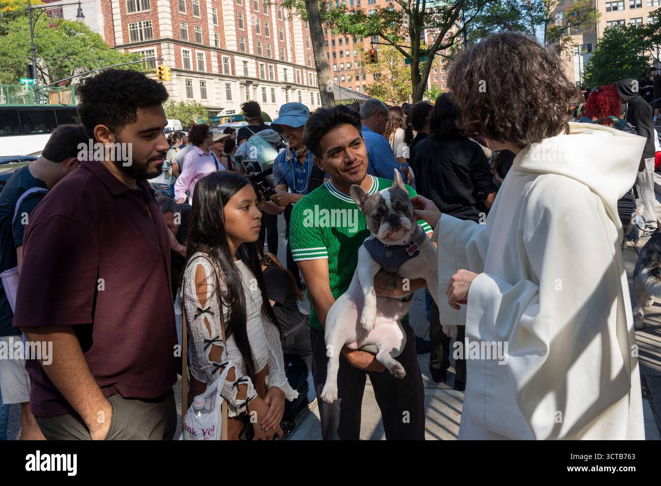 New York, Usa. Oktober 2025. Das Geistliche segnet Stacy den Hund beim Segen der Tiere in der Kathedrale von St. John the Divine am 5. Oktober 2025 in New York City. Zu Ehren des hl. Franz von Assisi, des Schutzpatrons der Tiere und der Umwelt, feiern Christen mit dem Segen der Tiere und dem Gebet. (Foto: Ron Adar/SOPA Images/SIPA USA) Credit: SIPA USA/Alamy Live News Stockfoto