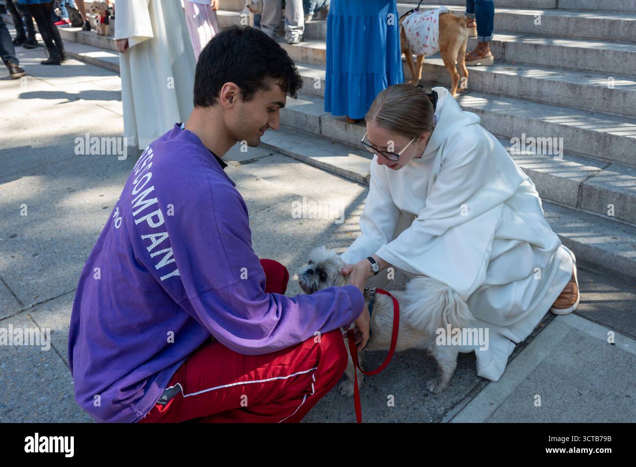New York, Usa. Oktober 2025. Geistliches Mitglied segnet einen Hund beim Segen der Tiere in der Kathedrale von St. John the Divine am 5. Oktober 2025 in New York City. Zu Ehren des hl. Franz von Assisi, des Schutzpatrons der Tiere und der Umwelt, feiern Christen mit dem Segen der Tiere und dem Gebet. (Foto: Ron Adar/SOPA Images/SIPA USA) Credit: SIPA USA/Alamy Live News Stockfoto