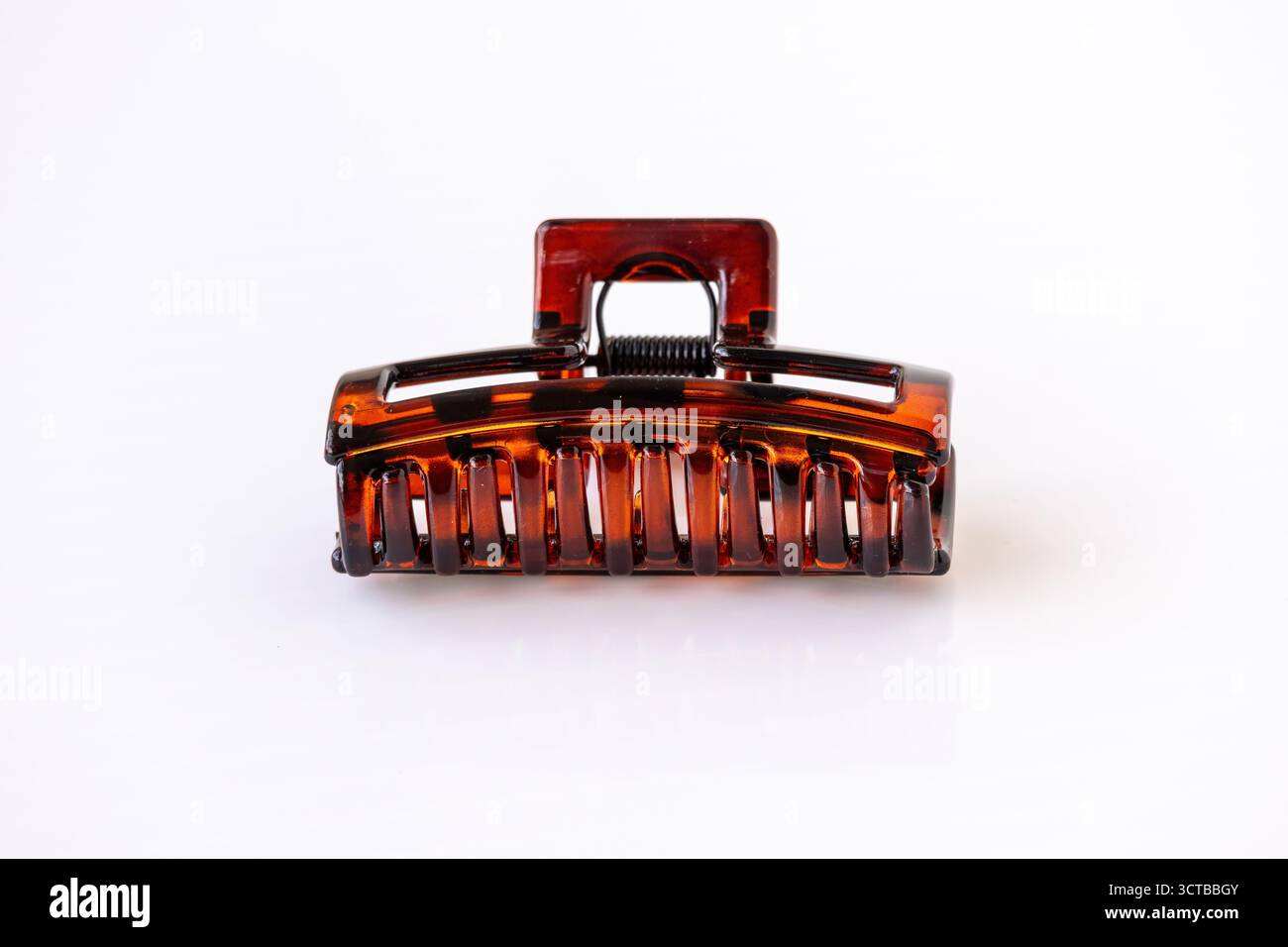 Nahaufnahme einer neuen Haarspange aus Kunststoff, auch bekannt als Kieferspange oder Haarkrabbe. Modernes Damenhaar-Accessoire für schnelle, einfache und stilvolle Jeden Tag Stockfoto