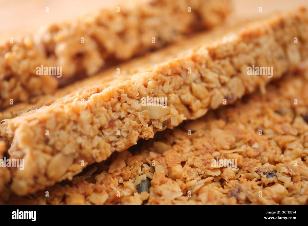 Gesunde Snackbars mit Hafer und Nüssen Stockfoto