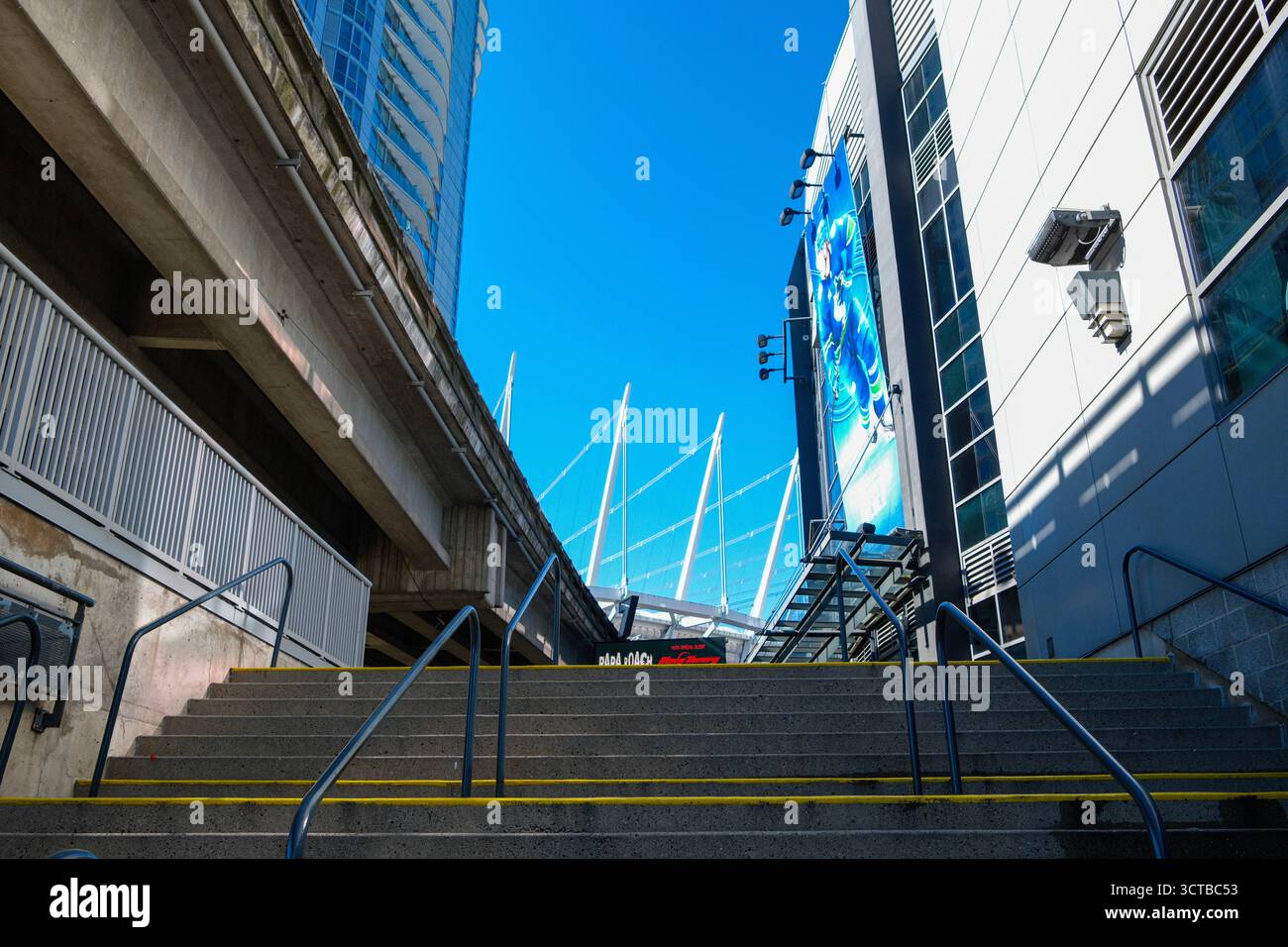 Das Georgia Viaduct verläuft neben der Rogers Arena in Vancouver, BC, mit dem BC Place Stadium oben auf der Treppe. Stockfoto