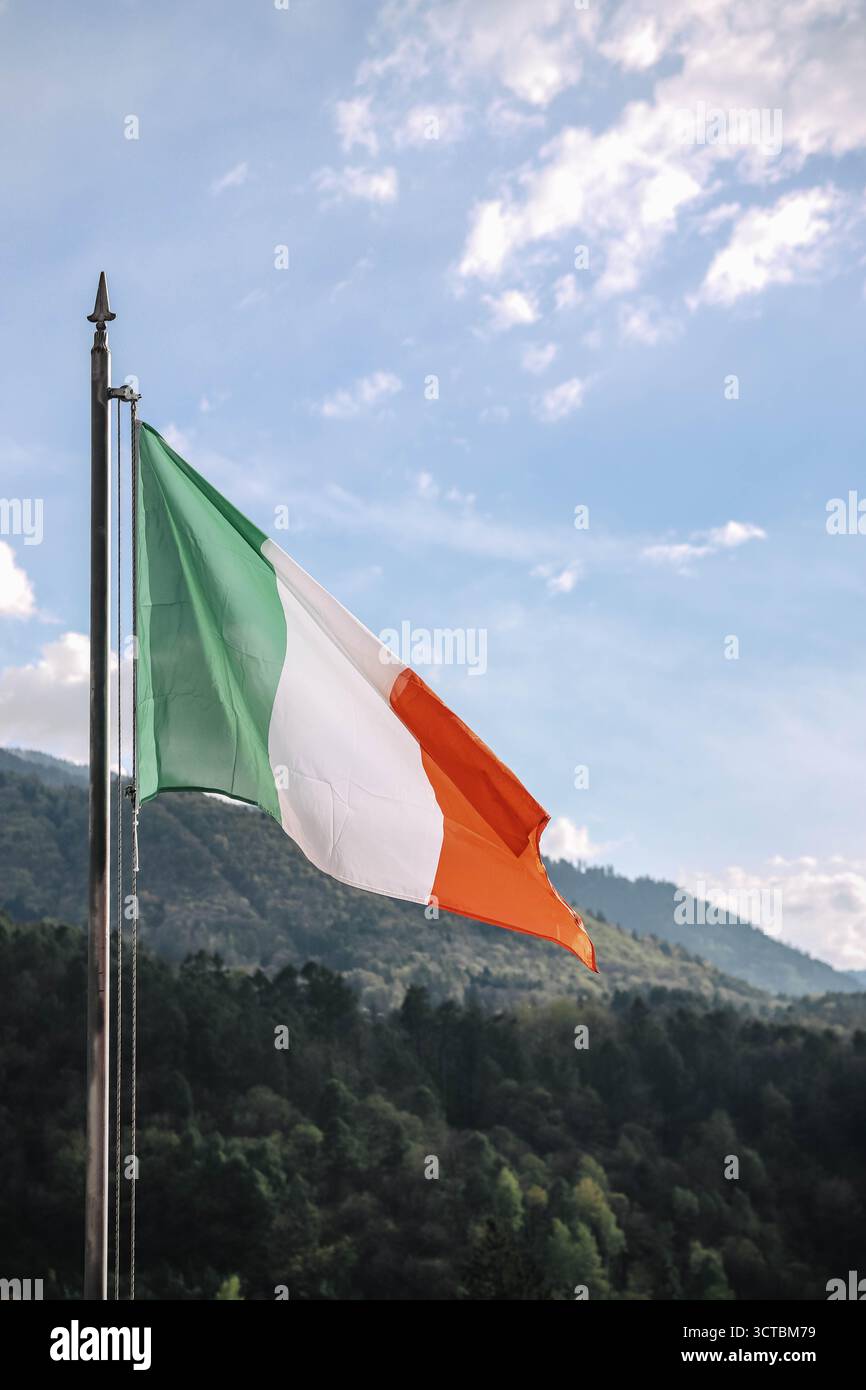 Italienische Flagge in den Bergen Stockfoto