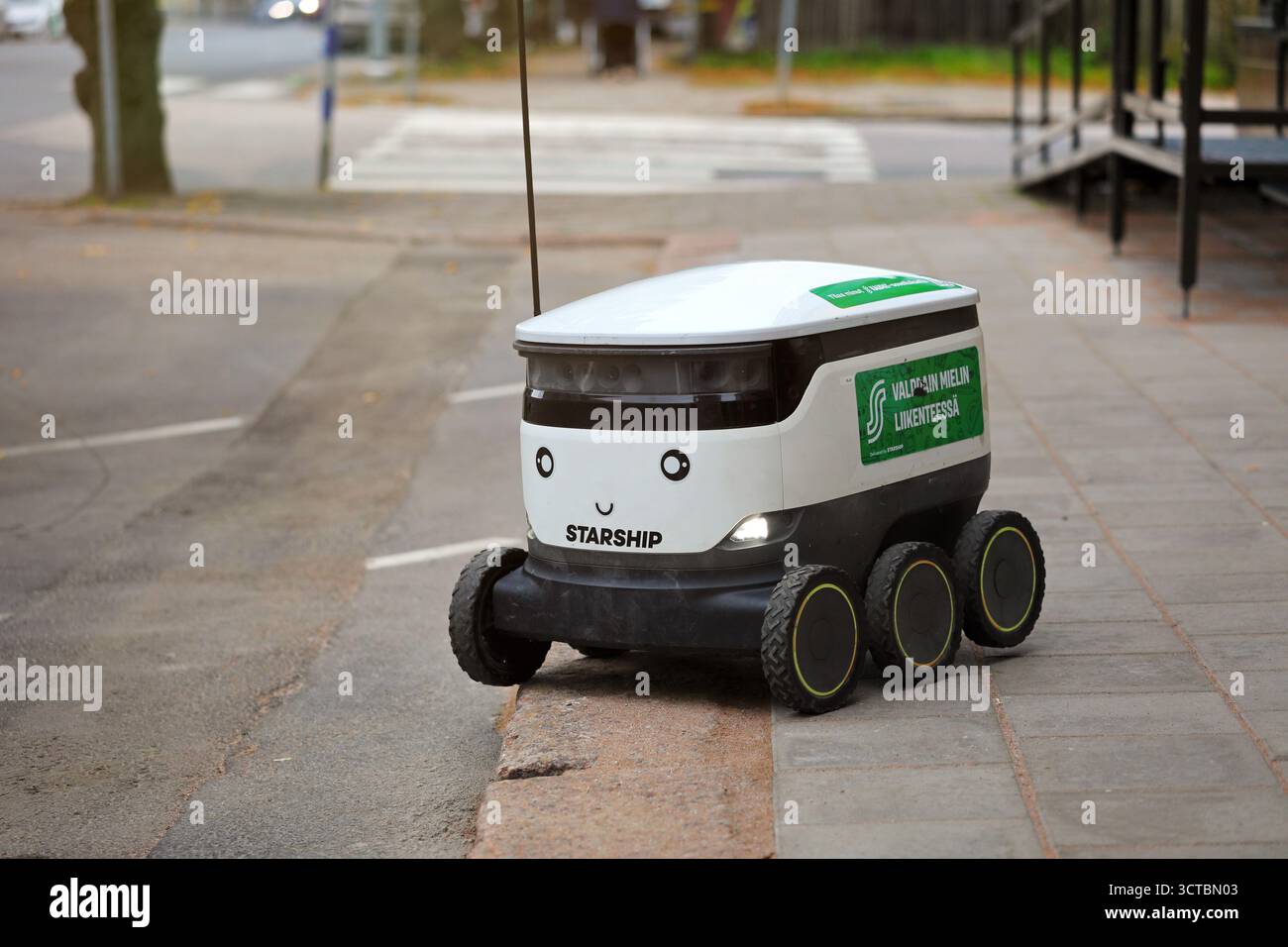 Starship Technologies selbstfahrender Roboter für die Lebensmittelzuführung, der von der finnischen S-Gruppe am Straßenrand eingesetzt wird. Salo, Finnland. Oktober 2025. Stockfoto