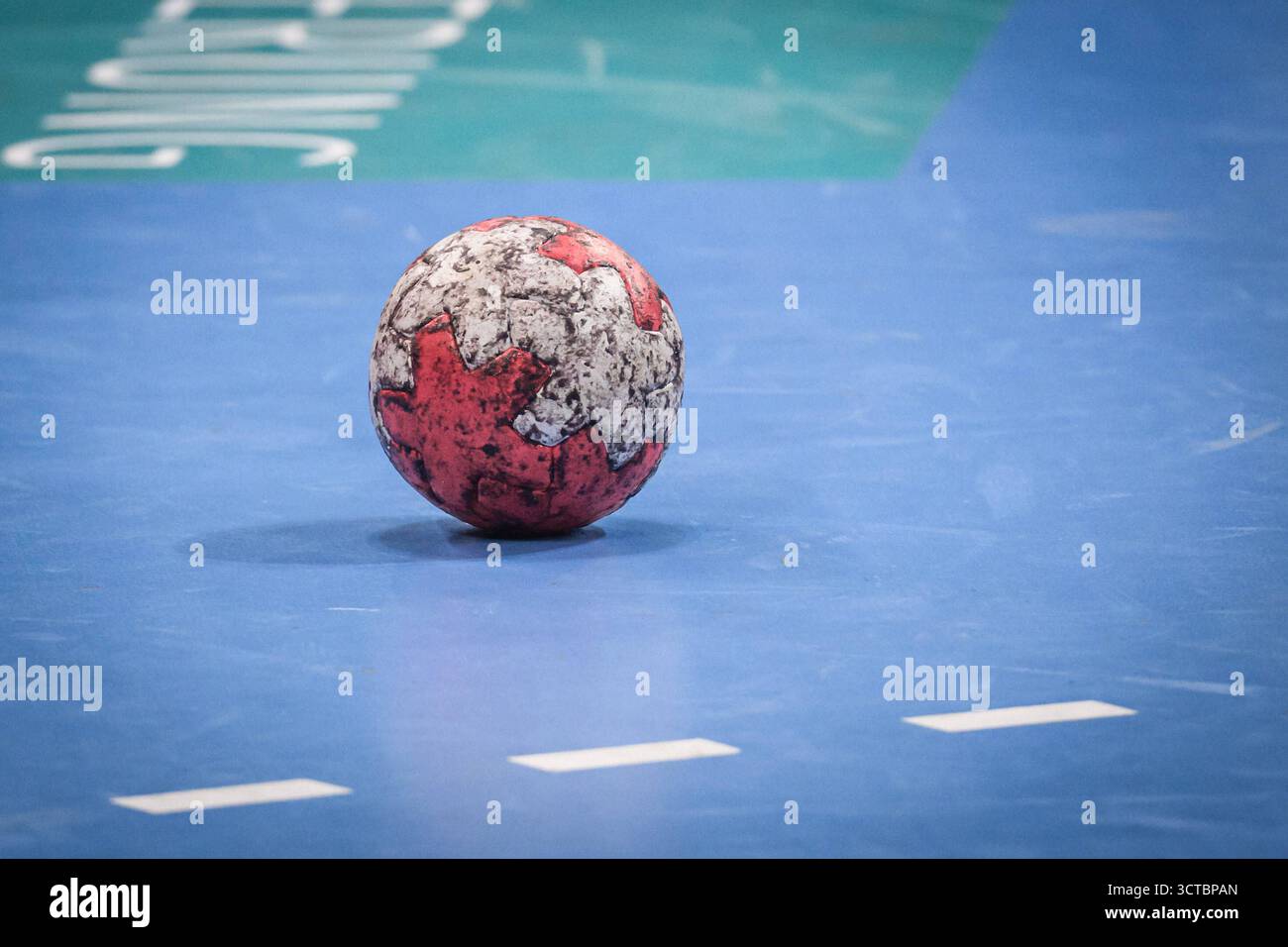 Stuttgart DE, TVB 1898 Stuttgart - frisch auf Goeppingen, DAIKIN HBL, Handball, Bundesliga, 7. Spieltag, Spielzeit 2025/2026, 05.10.2025 Symbolfoto Handball Handball auf Spielfeld, Spielball auf Hallenboden / GER, TVB 1898 Stuttgart - MT Melsungen, DAIKIN HBL, Handball, Bundesliga, 7. Spieltag, Spielzeit 2025/2026, 05.10.2025 *** Stuttgart DE, TVB 1898 Stuttgart frisch auf Goeppingen, DAIKIN HBL, Handball, Bundesliga, Spieltag 7, Saison 2025 2026, 05 10 2025 Symbol Foto Handball auf dem Spielfeld, Match Ball auf dem Hallenboden GER, TVB 1898 Stuttgart MT Melsungen, DAIKIN HBL, Handball, Bundeslig Stockfoto