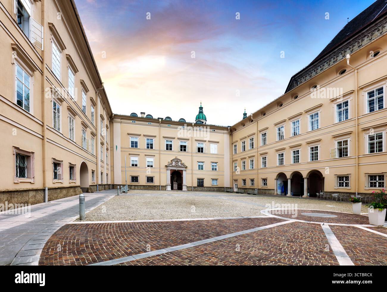 Blick auf den Innenhof der Studentenvertretung Juridicum Salzburg im Stadtzentrum - Universitätshof Stockfoto