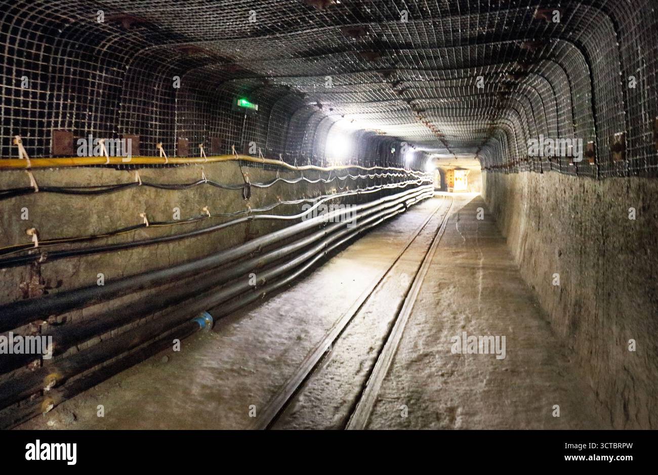 Innenansicht der unterirdischen Tunnel im alten Bergwerk mit Eisenbahn Stockfoto
